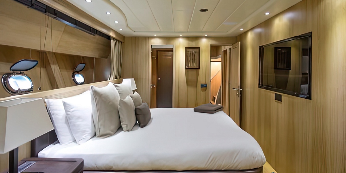 Аренда моторной яхты Mangusta 108 JFF во Франции